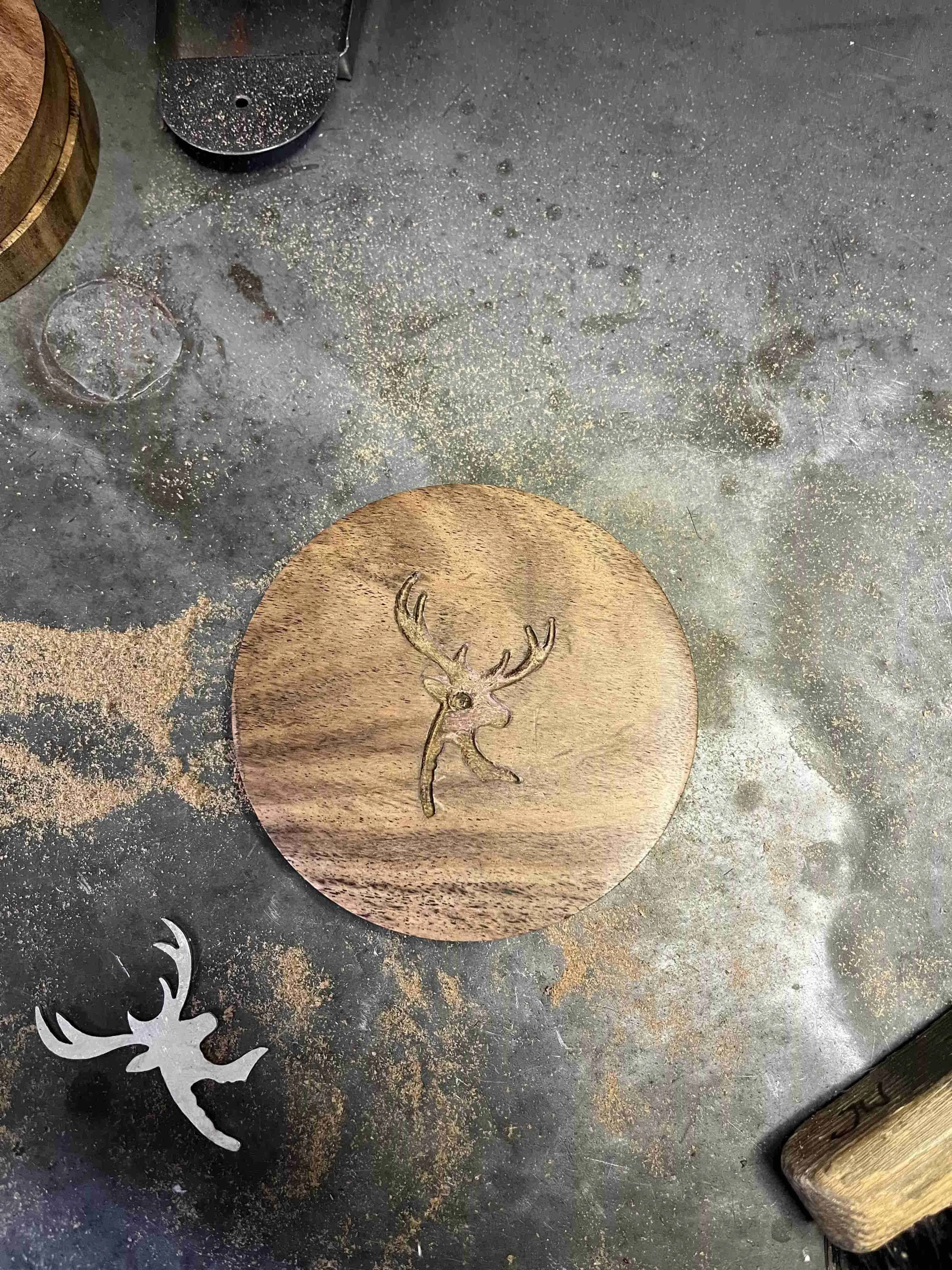 materiali in lavorazione nel laboratorio jewood